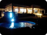 Fuente de agua por la noche